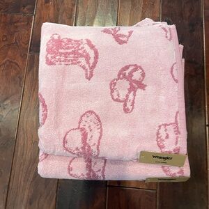 Set of 2 Wrangler Light and Dark Pink Bath Towels Cowboy Boots Cowgirl Hat